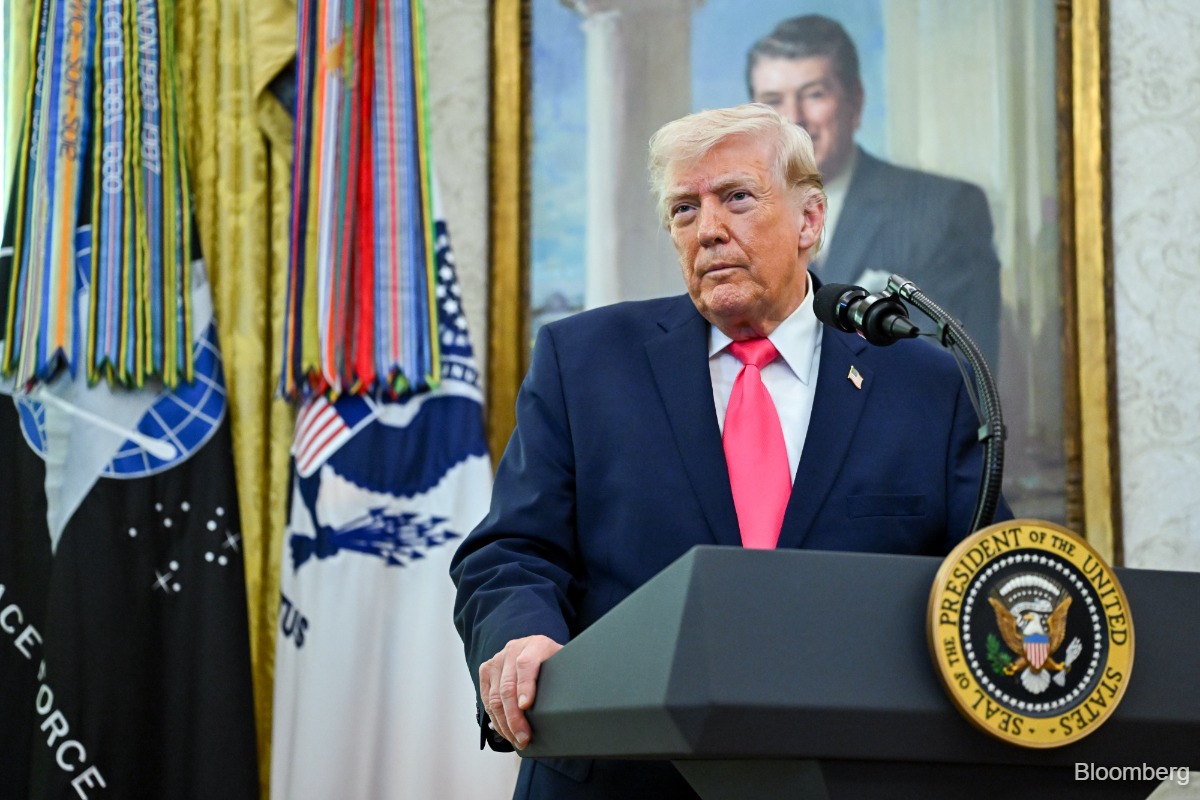 US Threatens Tariffs on Weapons Suppliers to Iran Amid Sanctions Relief Talks